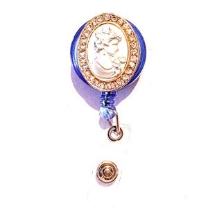 Retractable badge holder